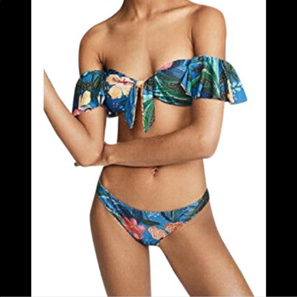 New never worn Farm Rio reversible bikini. Size small.